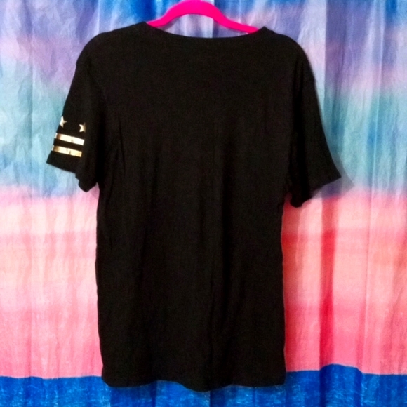 Black & gold guess men's short sleeve t-shirt.(size L) - Picture 2 of 5